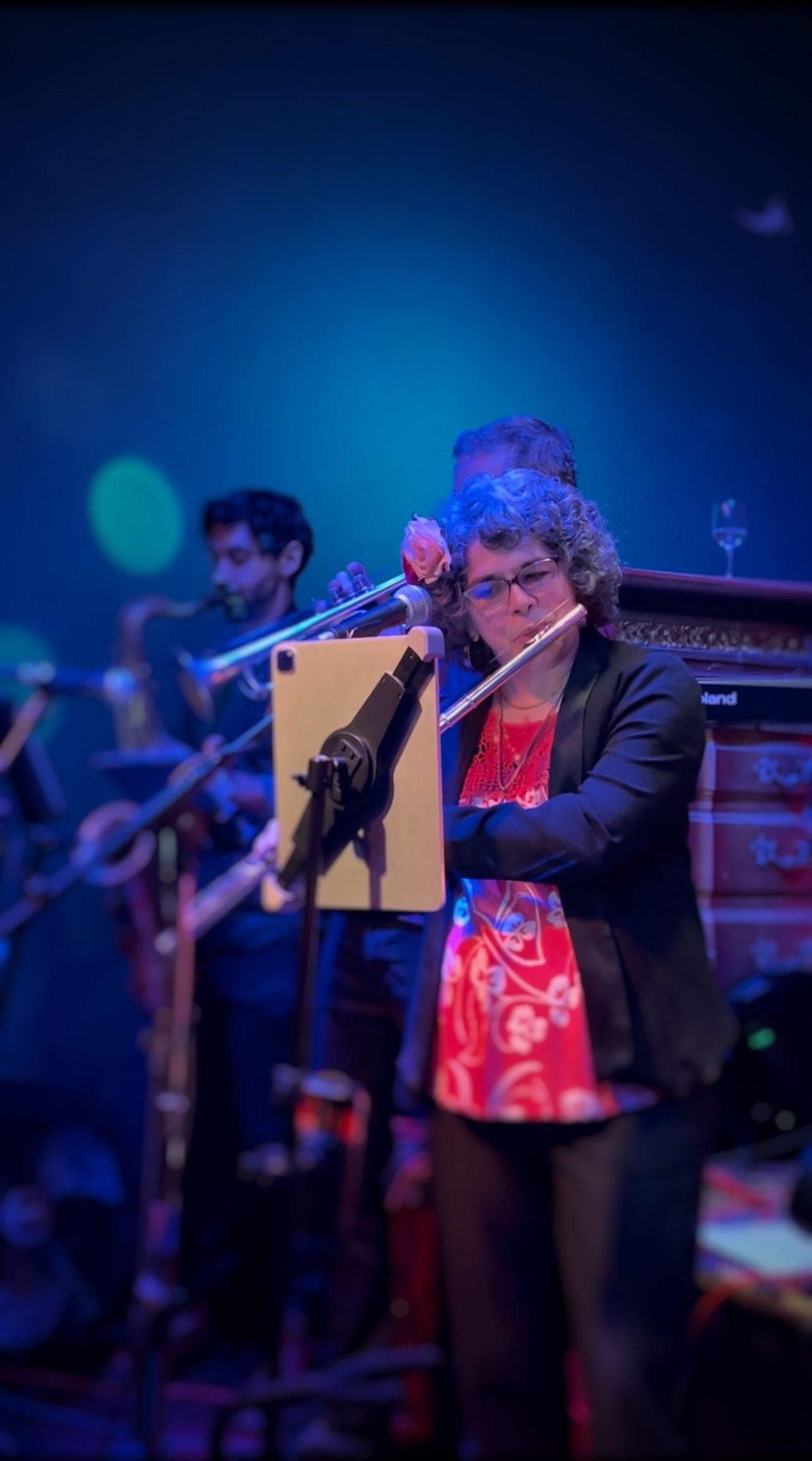 Guajirón vocalist playing güiro during a live performance
